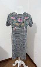 Abito con ricamo a fiori rosa