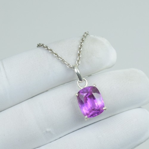 Collana con ciondolo zaffiro