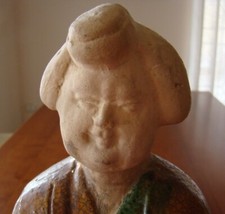 Antica Cina orientale - figura in terracotta smaltata.