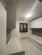 mobili cameretta due letti singoli con materasso e due armadi a muro orizzontali