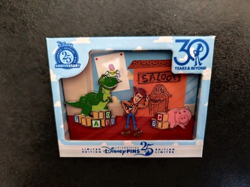 Spilla pin toy - story, edizione