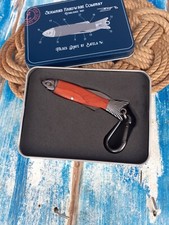 Coltello Pescatore Marinaio In Legno e Acciaio A Forma Di Pesce In Scatola Latta