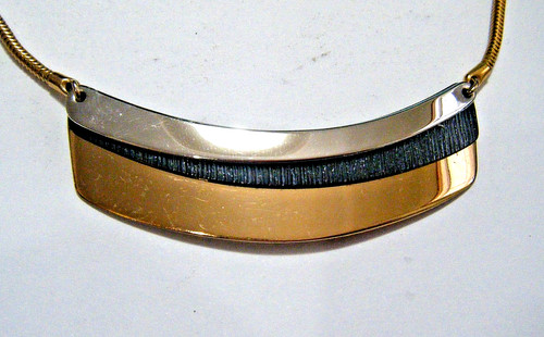 Collana collare modernista