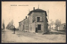 CPA Tronville, Avenue de Bar-le-Duc avec bâtiments et passants 