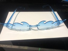 Occhiali da sole blu con lenti