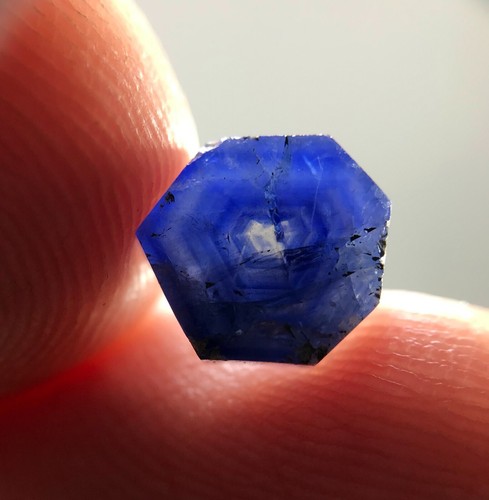 Pietra preziosa lucida zaffiro