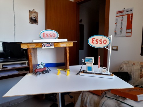 Distributore benzina esso con - esso,