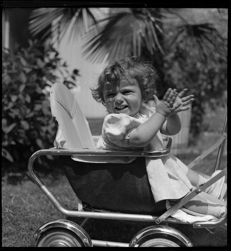 Piccola bambina nel passeggino - piccola,