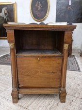 Comodino In Noce. Stile