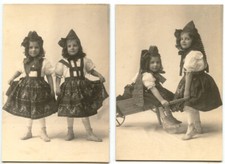 Due Ragazze Twins IN Etnico Abito Con Ruota Carriola 2 Divertente Antico Foto