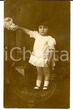 1915 ca ROMA Bambina sulla sedia con mazzo di fiori *Foto CARLOFORTI FP NV