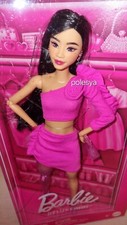 Barbie Deluxe N°2 CAPELLI NERI ORIENTALE Abito Fucsia Nuova #HYV26