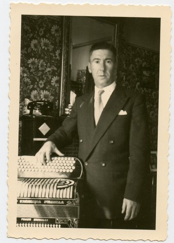 Uomo con fisarmonica
