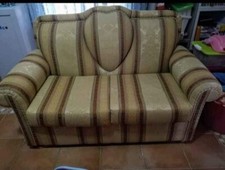 divano artigianale 2 posti colore dorato fatto su misura, cuscini schienale