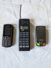 LOTTO STOCK DI 3 TELEFONI CELLULARI VINTAGE ED ACCESSORI VARI