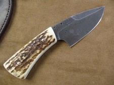 Coltello da caccia acciaio damascato fatto a mano personalizzato manico corna di cervo skinner