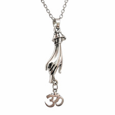 Collana con ciondolo a mano