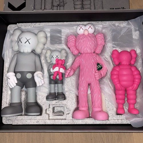 Kaws family figurine - kaws,