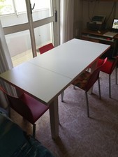 Tavolo in legno bianco con 4 sedie come nuovo