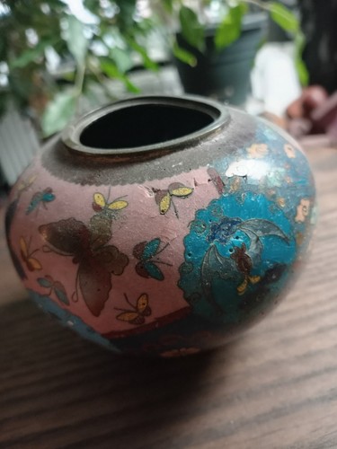 Antico vaso treppiede smaltato