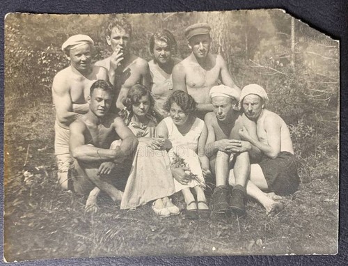 1935 beach friends love - friends,