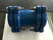  - Giunto lungo in ghisa  per tubo in polietilene 70 