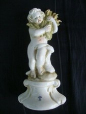 PORCELLANA CAPODIMONTE - G. PEZZATO - PUTTO CON FASCIO D'ERBA