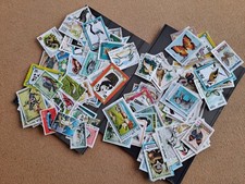 200 francobolli tema Animali di varie nazioni con tre piccoli raccoglitori