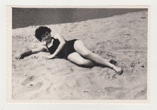 Bella giovane donna in costume