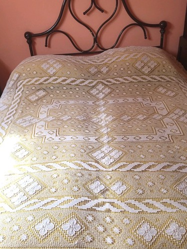 Grande tovaglia filet fatta - , a