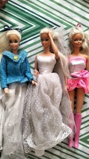 Blocco di 3 Barbie bellissime con abiti.