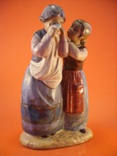STATUINA LLADRO GRES "Comforting her Friend"