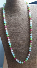 Collana di perle in pietra