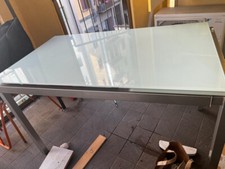 Tavolo in vetro temperato ed acciaio. 