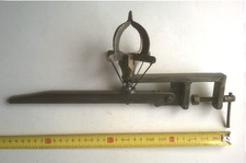 Antico utensile meccanico da