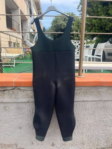 Muta sub solo pantaloni