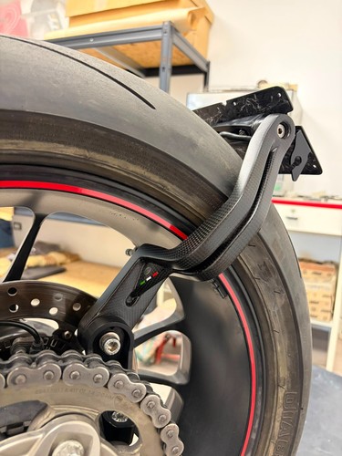 Supporto targa basso - basso, carbonio