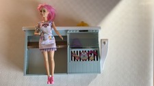 Barbie La Pasticceria Playset con Bambola Bionda, Isola per Cucinare, Forno e Ac