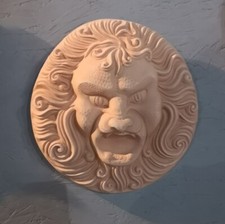 Fregio parete volto di leone in terracotta grezza decorazione murale