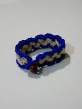 Braccialetto fatto a mano, realizzato all'uncinetto in cotone blu e grezzo