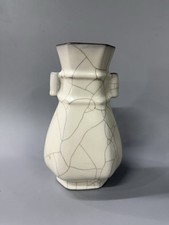 Rara bottiglia di porcellana