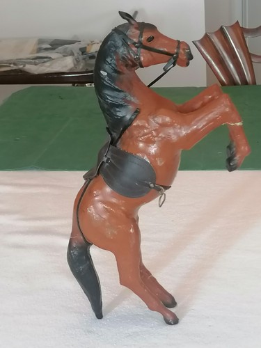 Cavallo rampante con finimenti