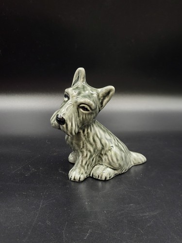 Statuina cane scozzese grigio