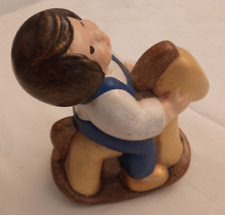 Thun bambino su cavallo a dondolo