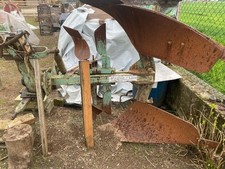 Un Aratro Bivomere con leva meccanica, usato ma in buone condizioni.