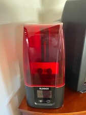 Stampante 3D a resina Elegoo Mars 4 in 4K con accessori.