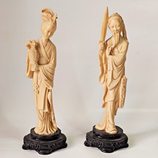 2 Statuette asiatiche color avorio in resina 30,5cm, con firma. Giappone, Zen.