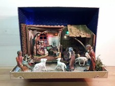 Presepe artigianale in cofanetto dorato, 33x25xh15 con luci statue da h12
