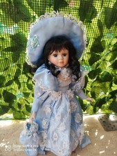 Bambola in porcellana  pari a