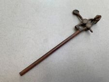 Antico vecchio morsetto a